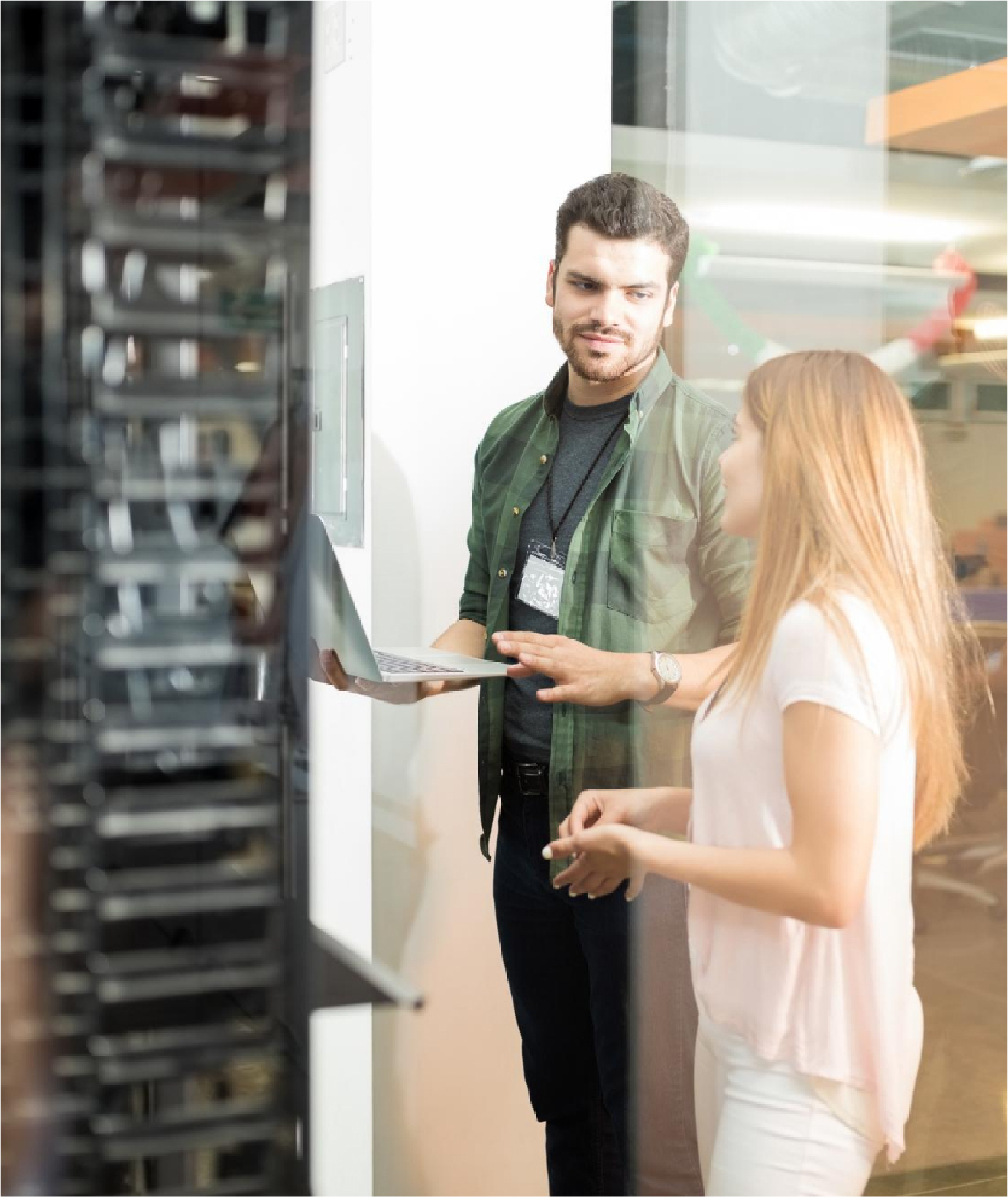 Equipe analisando servidores e infraestrutura